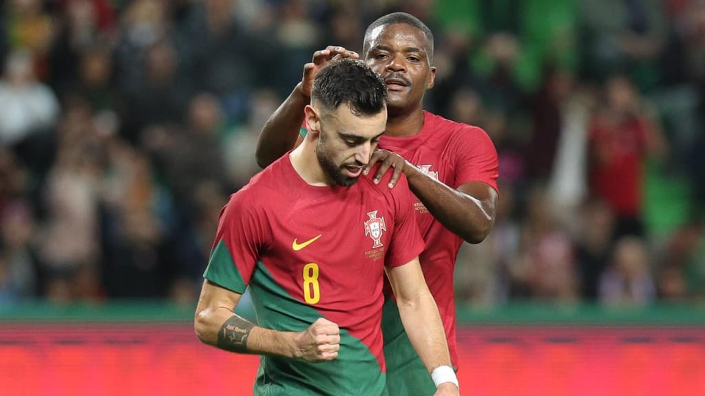 Bruno Fernandes, com William Carvalho, festeja o 2-0 no Portugal-Nigéria, apontado de penálti