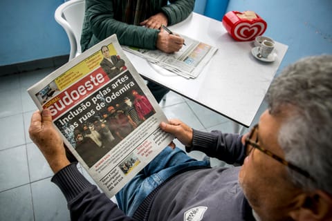 Jornal "Sudoeste" com notícia sobre o espetáculo "Bowing Back", em Vila Nova de Milfontes, Odemira
