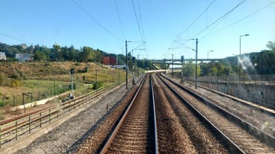 Primeira obra do Ferrovia 2020 abre buraco na Linha do Norte. Viagem Lisboa-Porto já demora mais de 3 horas - TVI