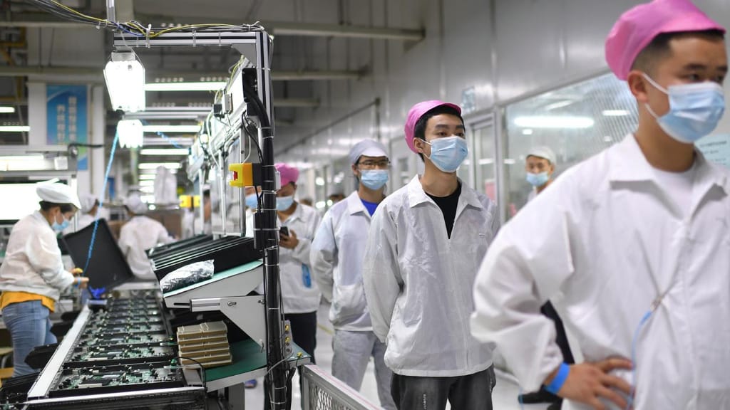 Trabalhadores da fábrica da Foxconn em Zhengzhou, na China