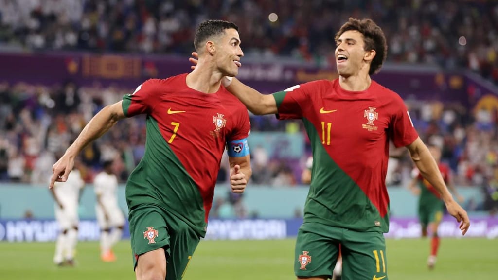 Cristiano Ronaldo festeja com João Félix o 1-0 no Portugal-Gana
