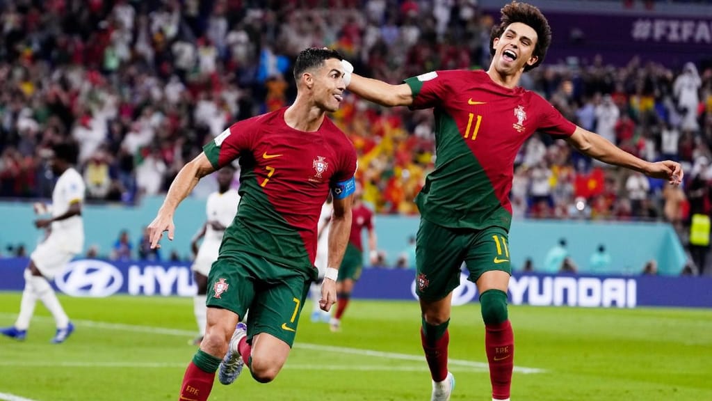 Cristiano Ronaldo festeja com João Félix o 1-0 no Portugal-Gana
