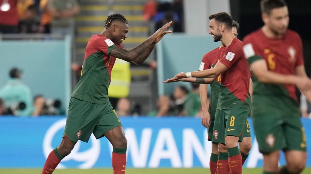 Rafael Leão e Bruno Fernandes festejam o 3-1 no Portugal-Gana
