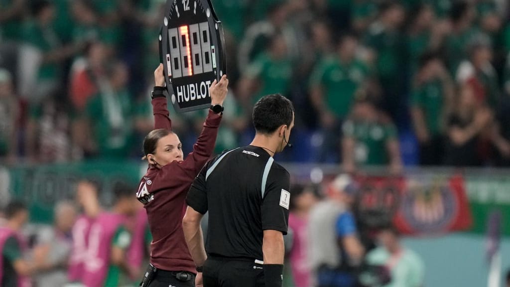 Stephanie Frappart levanta placa com sete minutos de compensação no México-Polónia