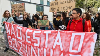 "Lutar pelo clima não é crime". Manifestação no Campus de Justiça em apoio a ativistas em julgamento - TVI