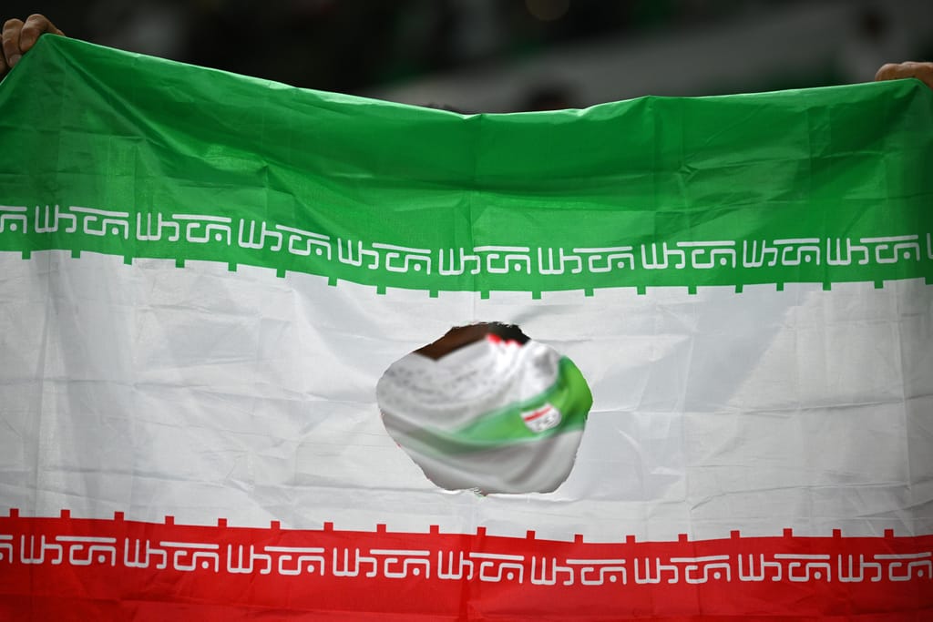 Mahsa Amini, bandeiras rasgadas e hijabs esquecidos. Os protestos súbtis no Irão- Estados Unidos (imagem getty)
