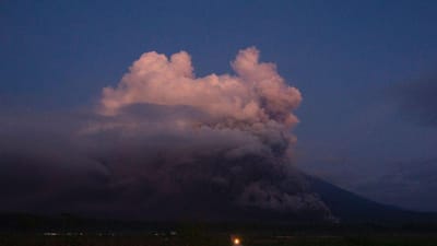 Erupção do vulcão Semeru espalha o medo na Indonésia: quase 2 mil pessoas foram retiradas da região - TVI