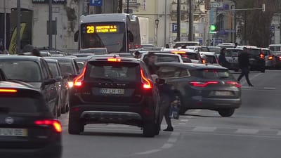 Trânsito caótico em Coimbra dificulta chegada de ambulâncias ao hospital - TVI