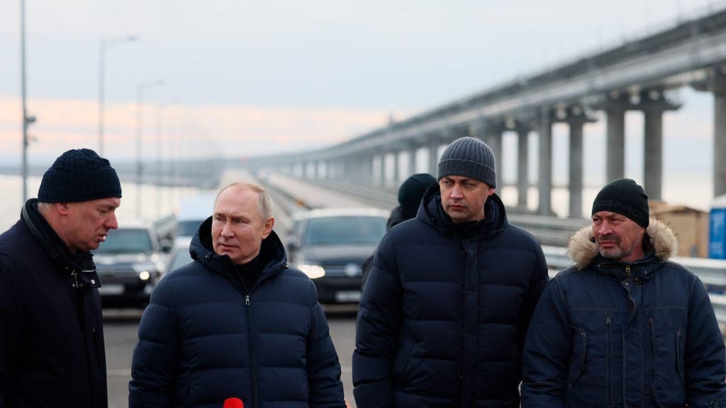 Putin visita ponte destruída na Crimeia
