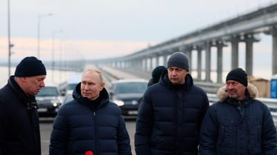 Putin visita ponte destruída pelos ucranianos na Crimeia - TVI