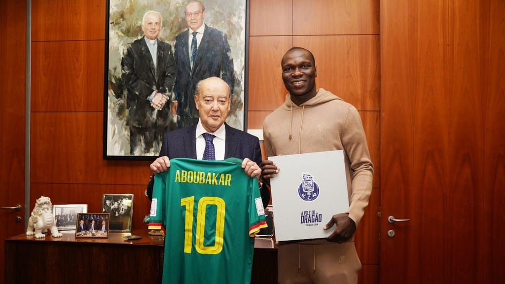 Vincent Aboubakar entregou camisola que utilizou no Mundial 2022 a Pinto da Costa