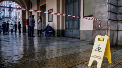 Ativistas ambientais atiram tinta contra a fachada do teatro La Scala de Milão - TVI