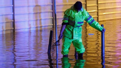 Mau tempo: chuva intensa inunda túnel em Caminha e retém viatura - TVI