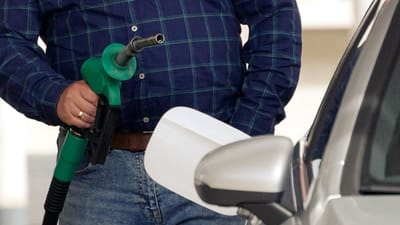 Gasolina sobe dois cêntimos e gasóleo desce um esta semana - TVI