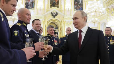 Putin assume, de copo de champanhe na mão e a sorrir, que está a bombardear infraestruturas civis na Ucrânia. "É indecoroso" - TVI
