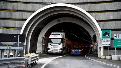 Ativistas climáticos bloqueiam túnel do Monte Branco, que liga França e Itália - TVI