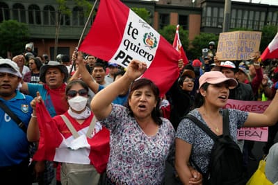 Confrontos entre polícia e manifestantes causam pelo menos 10 feridos no Peru - TVI