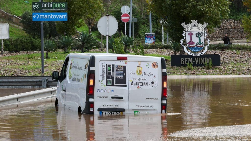 Um veículo de mercadorias particalmente submerso numa entrada inundada, em Lisboa. (João Relvas/Lusa)
