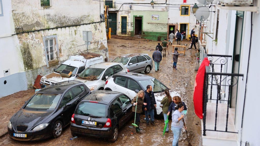Carros arrastados e afetados pelas inundações, no centro histórico de Campo Maior. O distrito de Portalegre esteve em alerta vermelho devido ao meu tempo que afetou todo o país. (Nuno Veiga/Lusa)