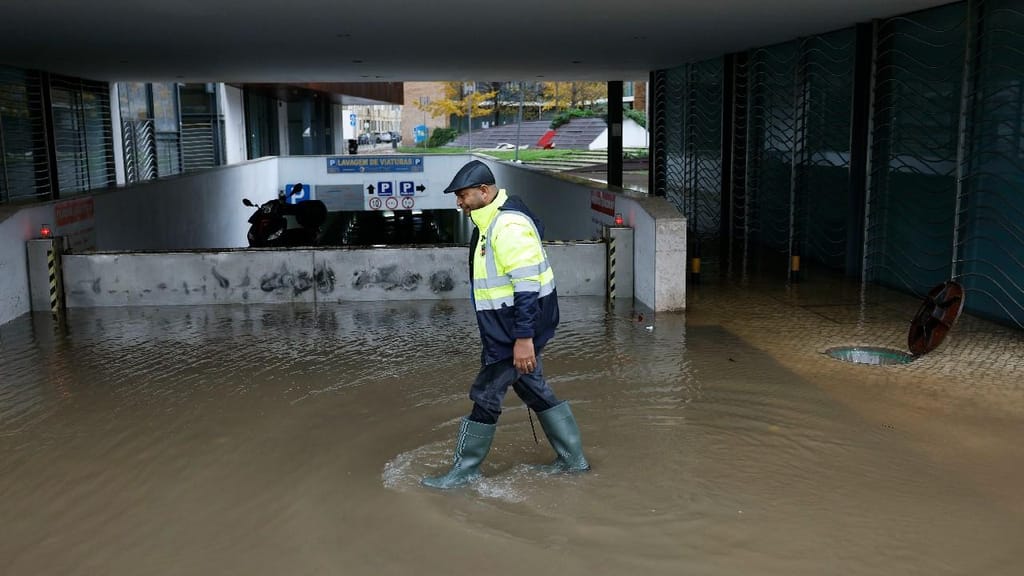 Inundações em Alcântara, Lisboa (foto: António Pedro Santos/Lusa)