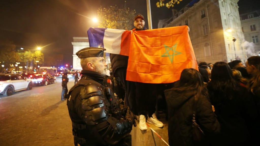 Celebrações em Paris, França, após o apuramento de Marrocos para as meias-finais do Mundial (Getty)