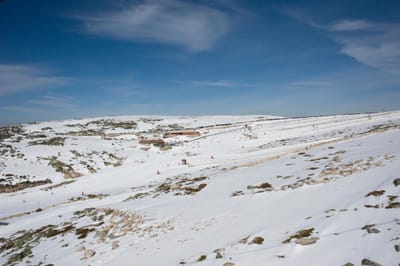 Neve leva ao corte dos acessos à Torre da Serra da Estrela - TVI