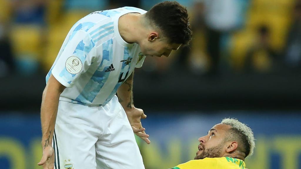 Gonzalo Montiel e Neymar no Brasil-Argentina, final da Copa América (Getty)