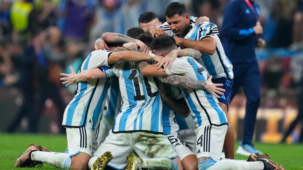 Jogadores da Argentina ajoelham-se e abraçam Messi após o apito final 