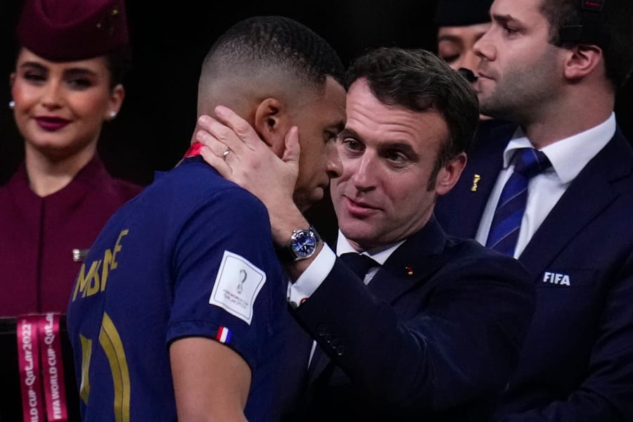 Macron reconfortou Mbappé (imagem AP)