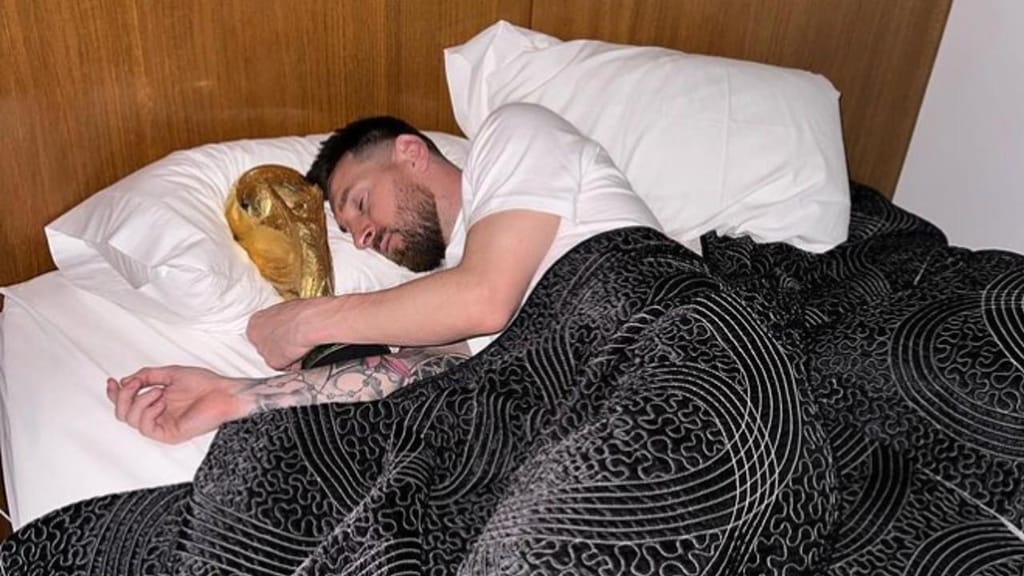 Messi dormiu com a taça de campeão do mundo (Instagram de Leionel Messi)