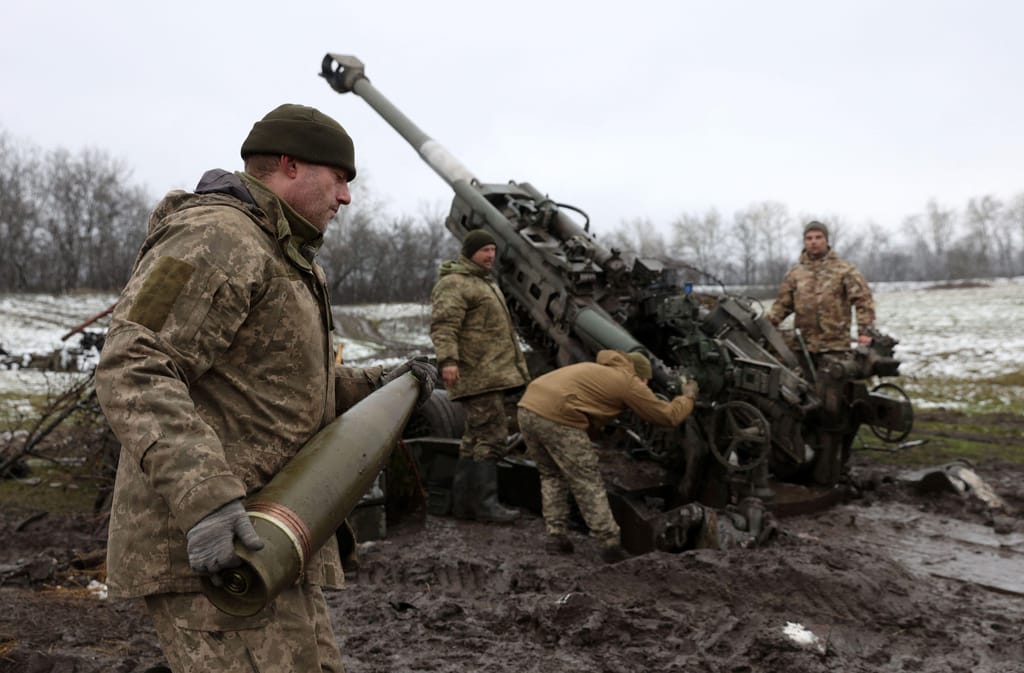 Exército ucraniano prepara canhão M777 para disparar contra as posições russas na frente de combate (Getty Images)