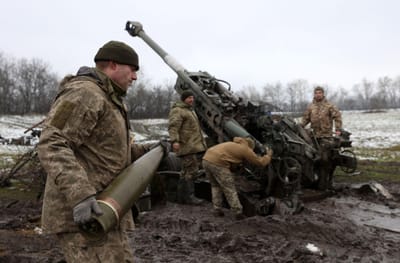 Uma metralhadora contra um míssil: como a Ucrânia está "cruelmente incapacitada" numa guerra que é "cada vez mais" de munições - TVI