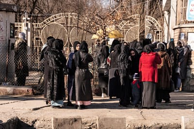 Mulheres afegãs são barradas à entrada de universidades após proibição decretada pelos talibãs - TVI