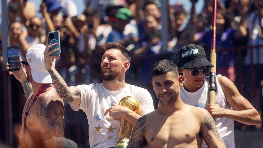 Lionel Messi nos festejos da seleção argentina em Buenos Aires, após a conquista do Mundial 2022 (Getty)