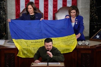 Zelensky no Congresso dos EUA: uma troca de bandeiras que simboliza "a união e a vitória" de ambos os países - TVI
