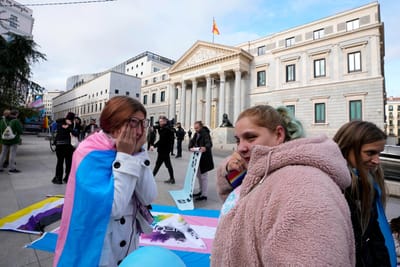 Congresso espanhol aprova a “lei trans”: maiores de 16 anos podem mudar de género voluntariamente - TVI