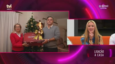 Bárbara Parada encantada com mensagem e presente de Natal dos pais - Big Brother