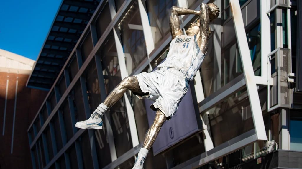 A estátua de Dirk Nowitzki em frente ao Pavilhão dos Dallas Mavericks (AP Photo/Emil T. Lippe)