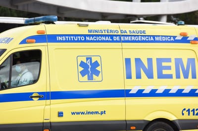 Falta de ambulâncias "obrigou" médico da VMER de Faro a recorrer a viatura particular - TVI