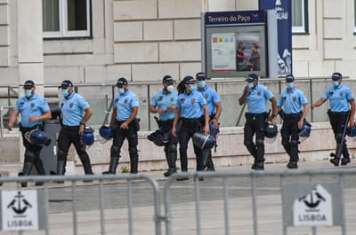Cerca de 300 polícias concentram-se em Lisboa e esperam “alguma luz” do encontro com Governo - TVI