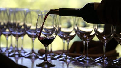 Rótulos das bebidas alcoólicas na Irlanda vão ter alertas de saúde. Portugal condena, médicos aplaudem - TVI