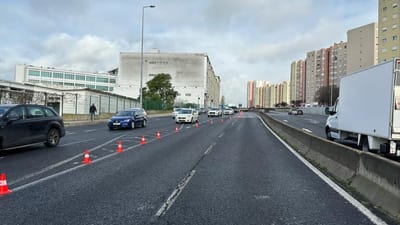 Abatimento de piso obriga ao corte de viaduto na Avenida Infante D. Henrique em Lisboa - TVI
