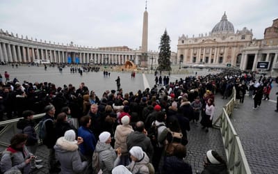 Milhares de católicos dão início à última despedida e homenagem ao Papa Bento XVI - TVI