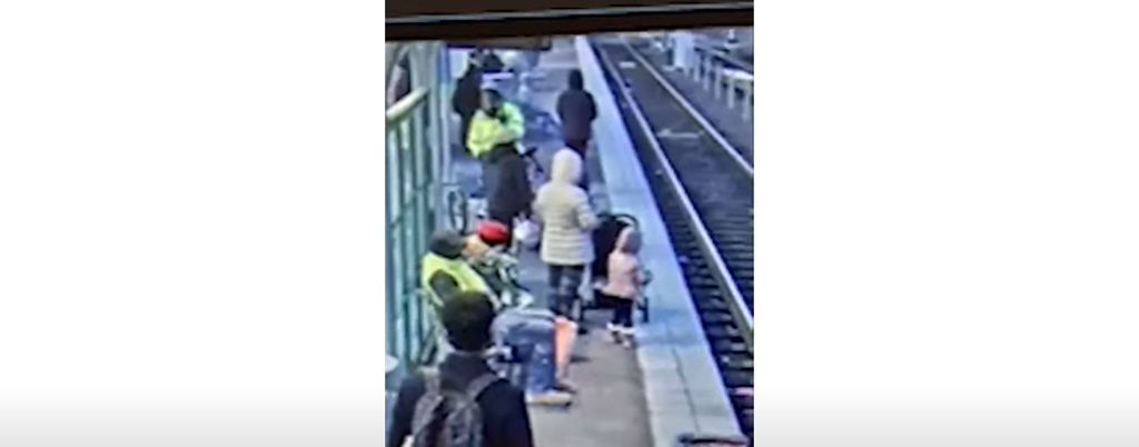 Menina de três anos estava com a mãe numa estação quando Brianna Lace Workman a empurrou para a linha do comboio 