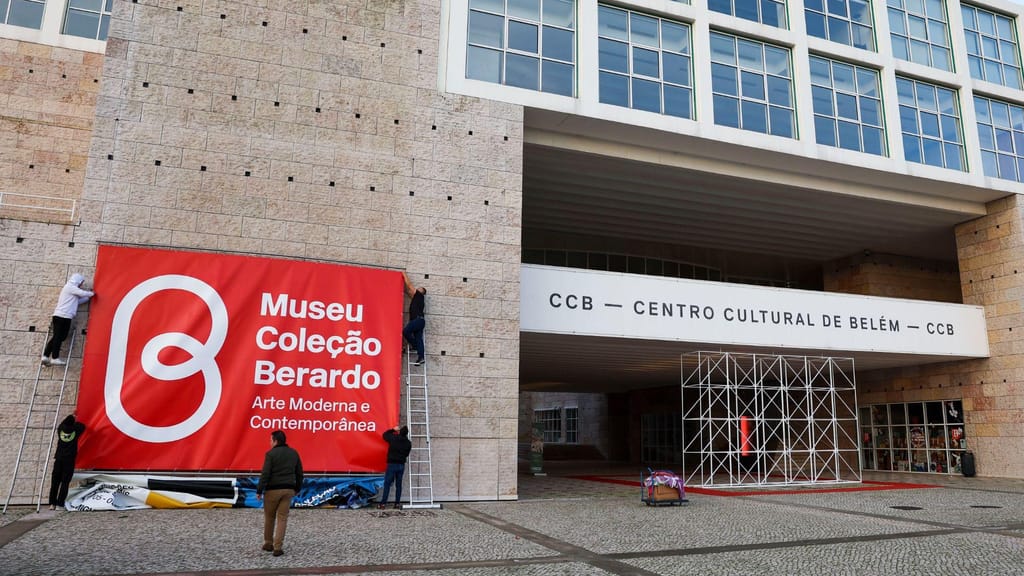 Retirada faixa do Museu Coleção Berardo da fachada do CCB (Lusa/José Sena Goulão)