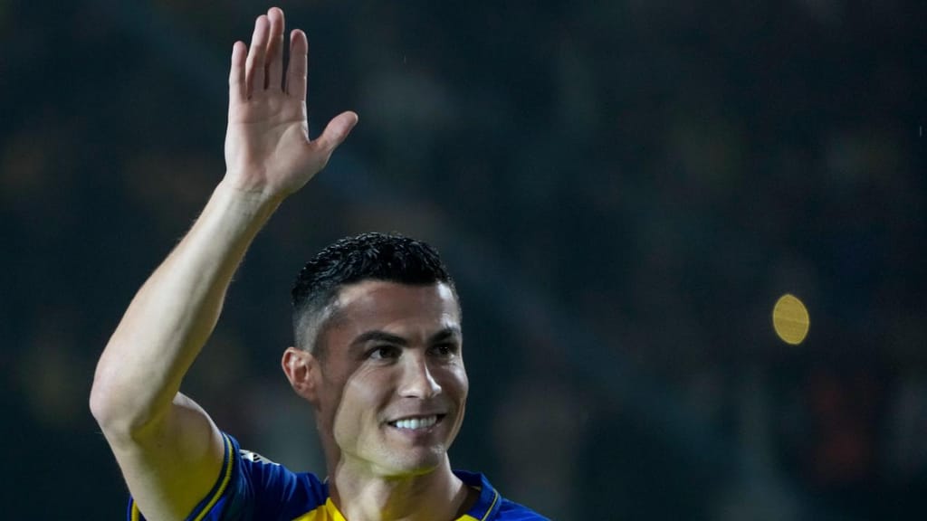 1) Cristiano Ronaldo - €42M no campo, €82M fora; TOTAL: €124M  (AP Photo/Amr Nabil)