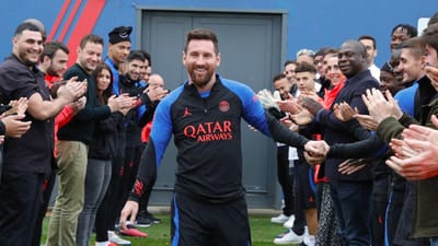 VÍDEO: Messi recebido no PSG com guarda de honra e troféu de Luís Campos - TVI