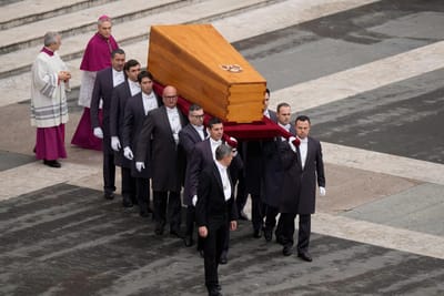 Assembleia da República aprova pesar pela morte de Bento XVI com abstenção do Bloco - TVI