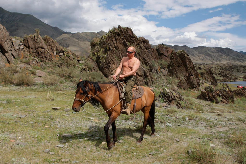 Vladimir Putin posa em tronco nu em cima de um cavalo (Alexei Druzhinin/Pool Photo via AP)