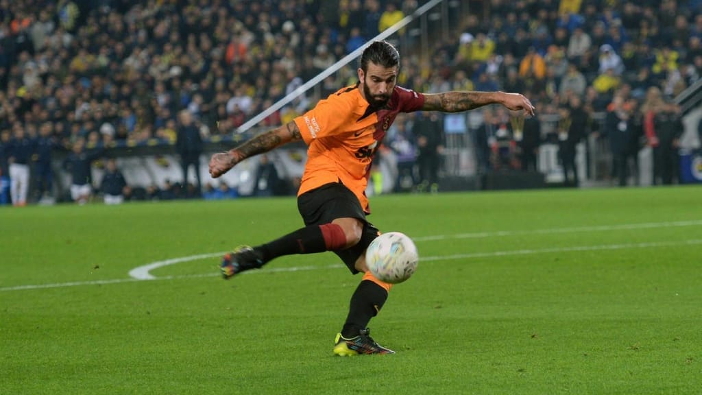 Sérgio Oliveira fez o 1-0 no Fenerbahçe-Galatasaray (FOTO: Galatasaray)